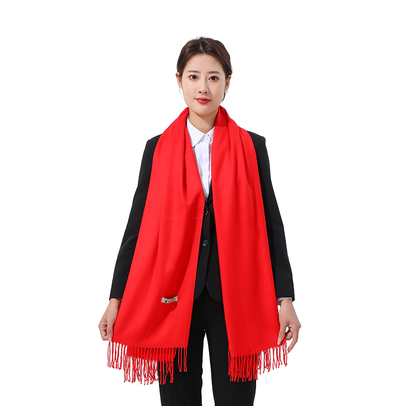 不得了!江苏团队红色宽幅围巾竟能定制名字,速来了解!